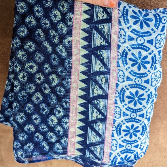 Patterned infinity scarf - Picture 3 of 3